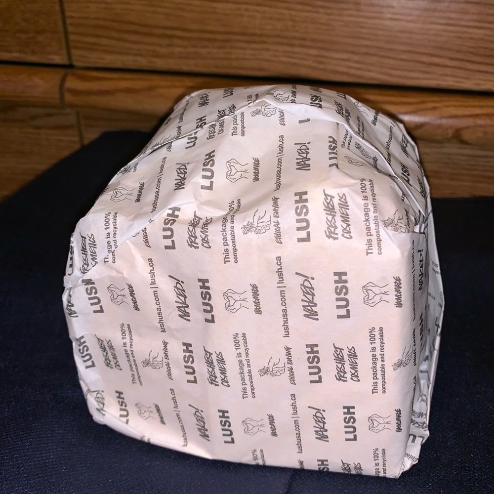 Lush Cosmetics GIANT GOLDEN WONDER BATHBOMB (LE)